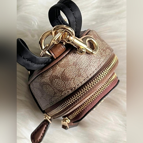 Coach Mini Court Backpack ๐๐จ๐ฅ๐ ๐๐ฎ๐ญ ๐๐๐ซ๐จ๐ฌ๐ฌ ๐๐จ๐๐๐ก ๐๐ญ๐จ๐ซ๐๐ฌ! - Picture 4 of 16